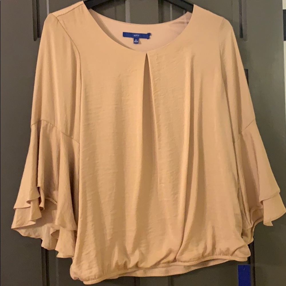 Bell sleeve top 💁🏻‍♀️